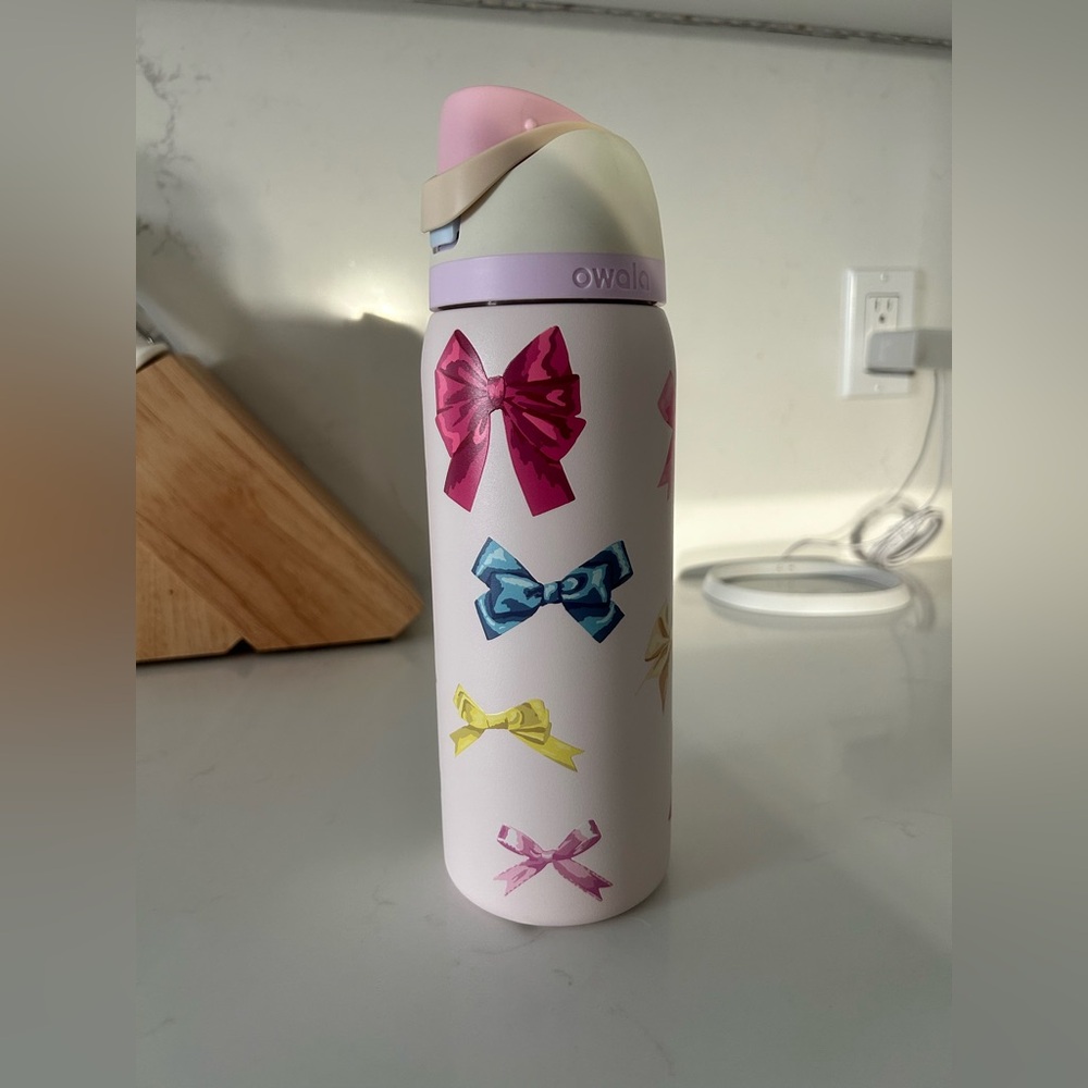 OWALA URBAN OUTFITTERS EXCLUSIVE
GIRLHOOD GIRL HOOD BOW BOTTLE